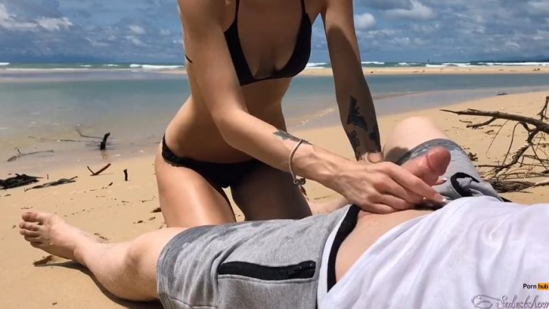 Sexo en publico con una rubia delgada muy guarra en la playa