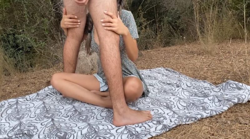 Chica se la chupa a su padre al aire libre