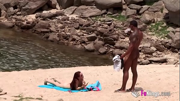 española follada en la playa por un negro cubano bien dotado